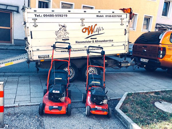 Hänger und Rasenmäher